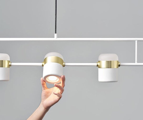 Skandinavian valot - La Scène - Luova monipäinen LED-kattokruunu ala pohjoismaiseen tyyliin. Sopii hyvin kahvilaan, keittiösaarekkeeseen tai ruokailuhuoneen ripustusvaijerin pituus on säädettävissä musta tai valkoinen. src=