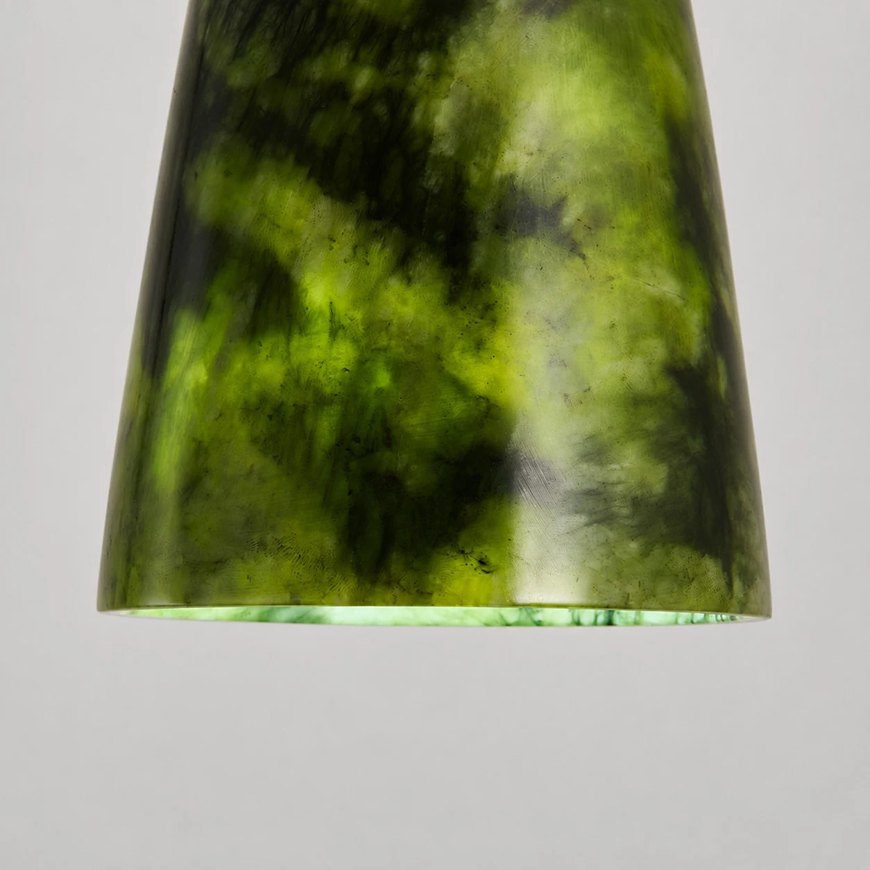 green shade opening and inner rim detail