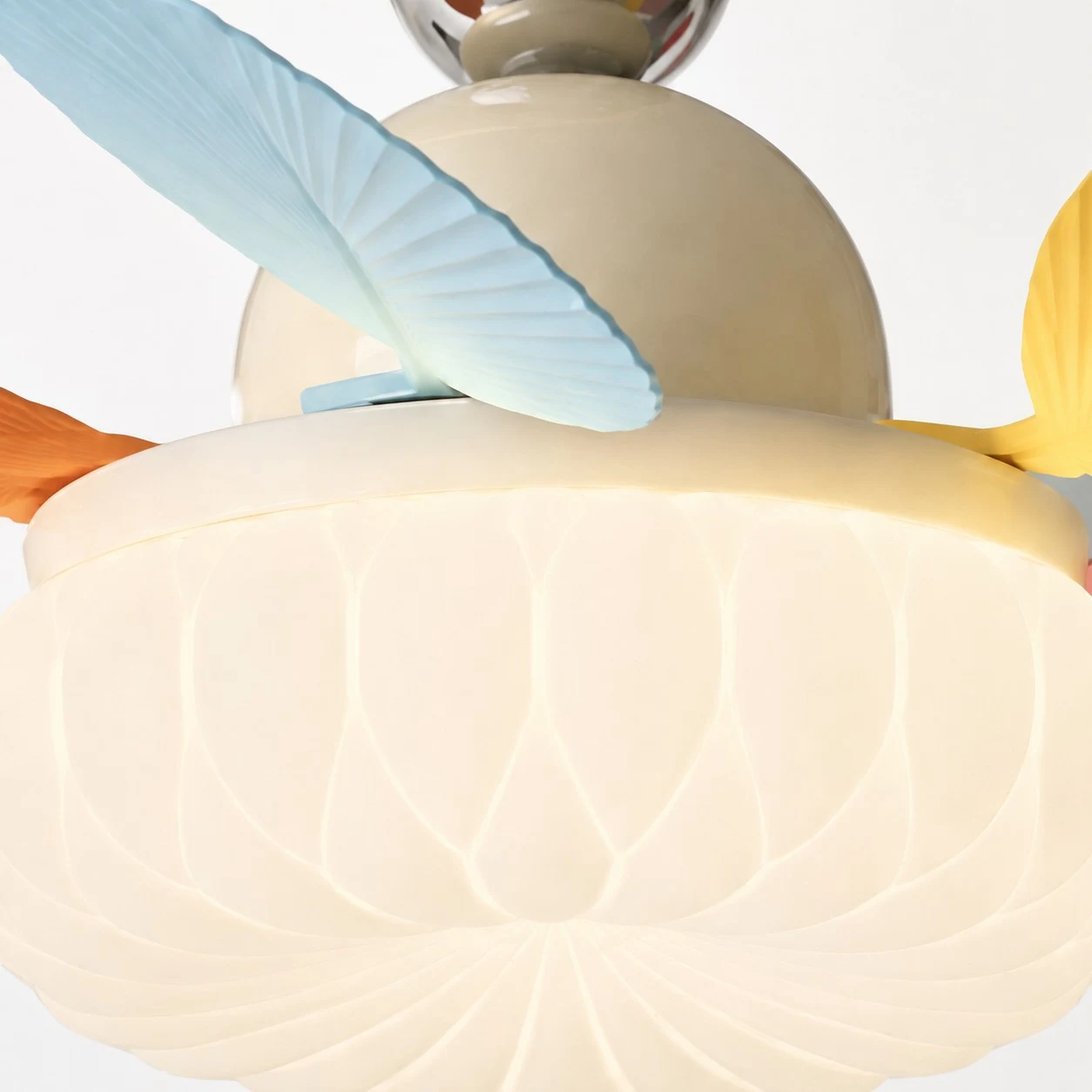 Cloud-style diffuser and colorful blade detail